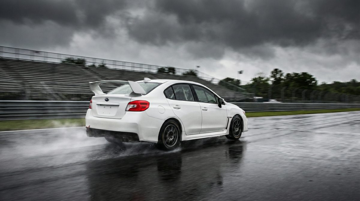 17c一起草轿车视频